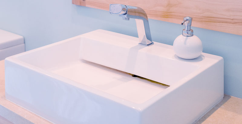 installation de robinet et lavabo par un plombier pour la salle de bain